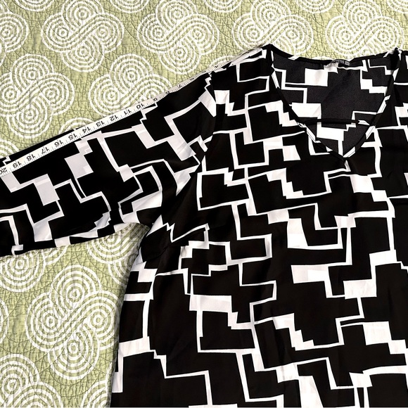 Bloomchic 22-24 Plus, V-neck Blouse Beautiful black w/white, very elegant! - Picture 12 of 13